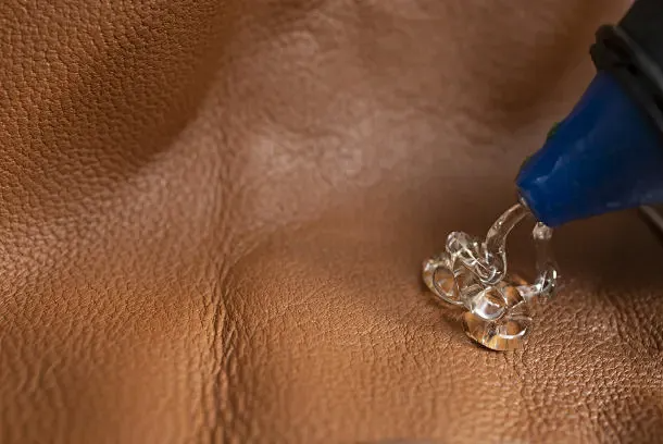 What are the advantages of hot melt adhesive in the application of label and express bag industry?